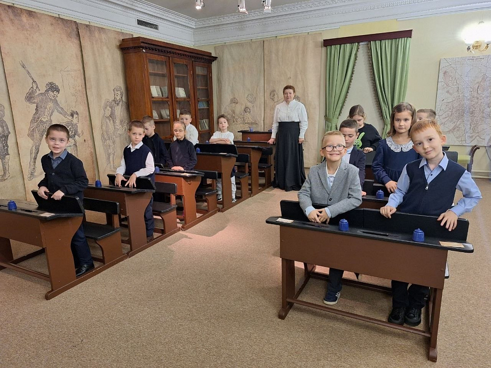 Экскурсия первоклассников в Дом Учителя