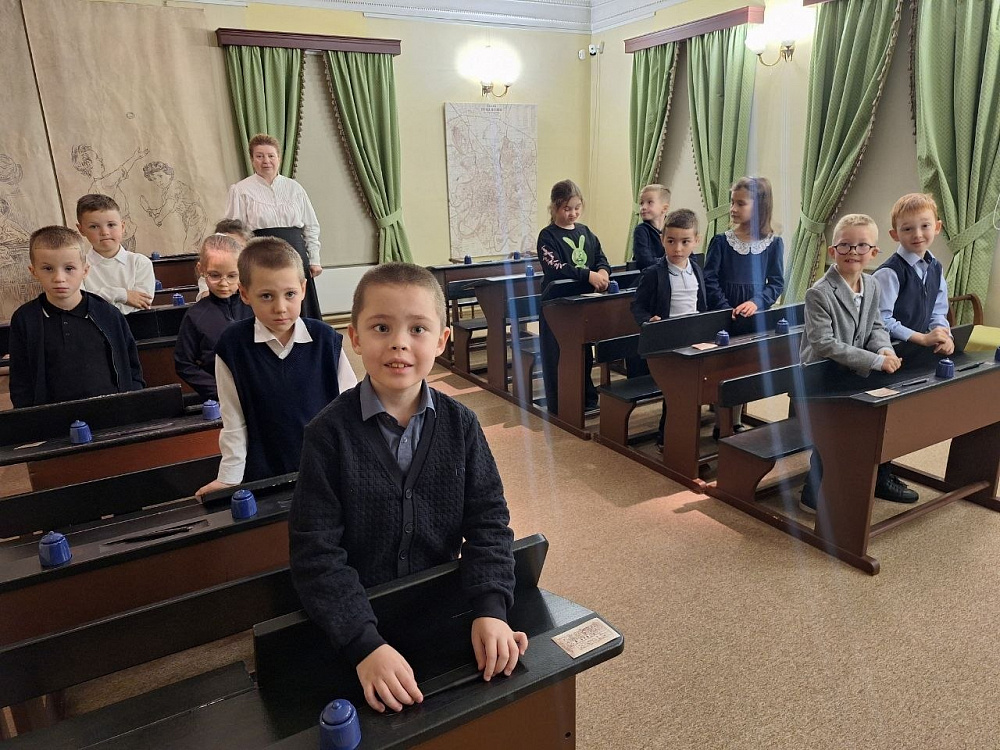 Экскурсия первоклассников в Дом Учителя